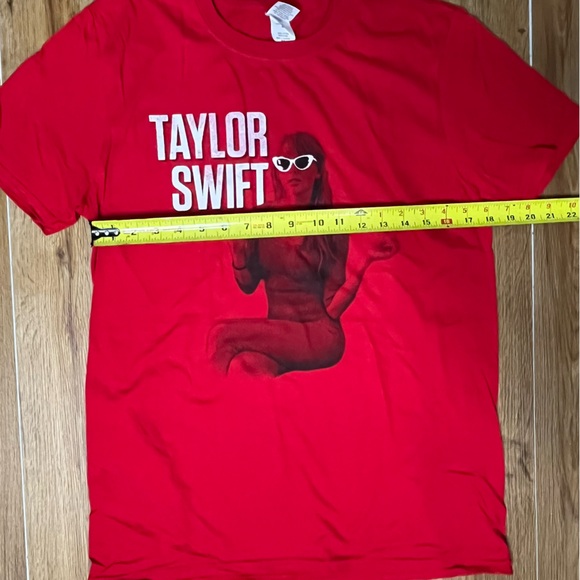 Taylor Swift RED TOUR Shirt Official Medium NWOT Eras - Picture 5 of 5